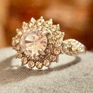 💗💗💗Crystal Halo Flower Ring - Silver Tone size 10